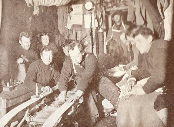 Reunião no abrigo de madeira pré-fabricado e levado à Antártida na expedição Nimrod. Shackleton está atrás, a esquerda (foto da internet)